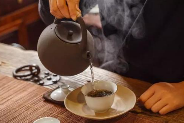如何在茶艺表演中，做一个好茶客？